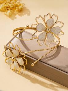 White Flower Minimalist Adjustable Arm Cuff - Round Flowers-beige - View 3