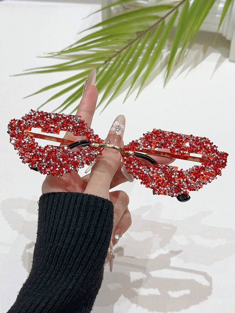 一副经典无框唇形镂空金属设计时尚眼镜，镶嵌水钻，高端时尚女款，适合晚宴、派对、T台走秀、街头风、约会、日常佩戴、旅行等场合。 - 彩色 - 查看 7