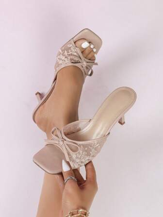 女装时尚欧美英伦风性感方头圆口蝴蝶结舒适简约配色高光烤漆细跟中高跟一脚蹬穆勒鞋休闲通勤轻便杏色蕾丝材质社交鞋街头风优雅凉鞋拖鞋迷人面料沙滩夏秋