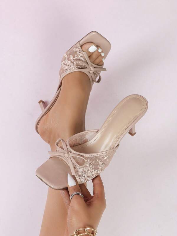 Damen Mode Europäischer und Amerikanischer Britischer Stil Sexy Quadratische Zehenform Rundkopf Schleife Komfortable Einfache Farbabstimmung Hochglanz Lackiert Dünner Stiletto Mittlerer Absatz Slip-On Mules Lässig Pendler Leicht Aprikose Spitze Material Gesellschaftsschuhe Street-Style Elegante Sandalen Pantoffeln Charmantes Gewebe Strand Sommer Herbst