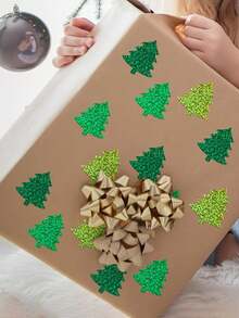 500 张闪光圣诞树贴纸卷 - 自粘闪亮 PVC 节日标签，适用于礼品包装、剪贴簿、卡片 - 不对称形状、绿色和金色闪光、圣诞贴纸、剪贴簿用品、耐用设计、圣诞礼物 - 彩色 - 查看 5