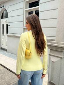 Suéter feminino FOR BEAUTY, novo modelo em amarelo creme com abotoamento simples, gola redonda e mangas compridas, estilo doce, romântico e delicado, perfeito para o dia a dia, encontros, deslocamentos e para a primavera. Uma peça moderna e elegante. - Amarelo - Ver 2