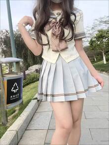 طقم تنورة قصيرة بياقة بحرية لطيفة ذات لون فاتح وخصر مشدود، أكمام قصيرة مطوية، مناسب للارتداء اليومي العادي أو في الحرم الجامعي