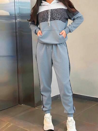 Conjunto de pants afelpado, deportivo y casual para mujer, tela de poliéster y spandex, ideal para temporadas de otoño e invierno, sudadera con bolsillo de canguro y capucha, pantalón semi-entubado, con resorte en la bota, ajuste de cintura natural con resorte y cordón para mayor ajuste, con bolsillos frontales funcionales.