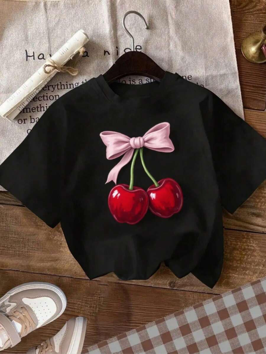 Mujer Camiseta de mujer México Envío Tela transpirable de alta calidad Estampado de Lavado a máquina Fresco Deportes Cuello redondo Casual Manga corta Versátil Nueva Era Lavable a máquina, top casual de cuello redondo de deportes de trabajo estudiantil, moda cómoda y moderna |vestidos de mujer verano almacen localCamiseta de manga corta negra con un diseño de dos cerezas rojas y un lazo rosa - Negro - Ver 1