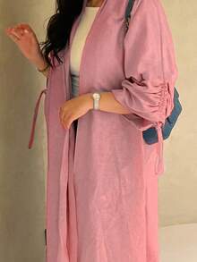 Chiếc áo choàng nữ cổ điển thanh lịch với dây rút ở cổ tay này toát lên vẻ quý phái và duyên dáng, phù hợp cho mọi mùa và nhiều sự kiện văn hóa khác nhau. - Hồng - Xem 2