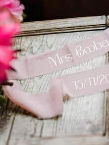Corona floral personalizada para boda con cinta - Personalizable con nombre y fecha, adecuada para despedida de soltera, cumpleaños, graduación - Material de poliéster duradero, diseño elegante, regalo ideal para invitados de boda, accesorio perfecto para celebraciones, estilo refinado, artesanía exquisita. - Multicolor - Ver 5