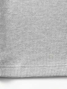 男士亨利领华夫格针织套头衫，亨利领设计，针织面料，透气轻盈，适合春季穿着，纽扣设计，适合日常出行、春季度假穿着，尽显老钱风范。 - 灰色 - 查看 7