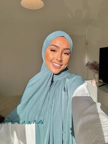 1 pièce Hijab de couleur unie premium, à la mode et élégant avec un bord roulé et un décor de vague. Écharpe longue en modal doux et confortable, convenant pour un port quotidien et un enveloppement musulman conservateur