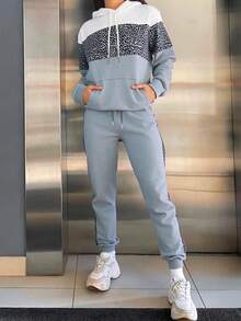 Conjunto de pants afelpado, deportivo y casual para mujer, tela de poliéster y spandex, ideal para temporadas de otoño e invierno, sudadera con bolsillo de canguro y capucha, pantalón semi-entubado, con resorte en la bota, ajuste de cintura natural con resorte y cordón para mayor ajuste, con bolsillos frontales funcionales. - Gris - Ver 2