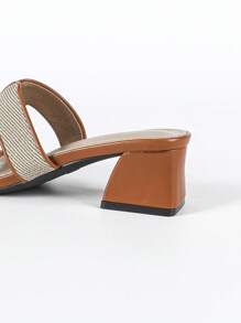 女士 H 型舒适日常穿着翻盖袖口拼接 H 型 + 棕色皮革拼接纯色圆头中筒交叉带中跟 H 型凉鞋，追求舒适的极简时尚风格，适合女性户外/购物，春夏，棕色/米色拼接女士 H 型中跟凉鞋 - 棕色 - 查看 9