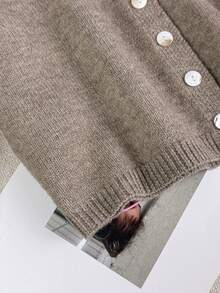 Vivid Style 女士卷边下摆圆领贝壳扭结纽扣长袖针织开衫，短款宽松舒适纯色毛衣，复古风格，适合圣诞节、新年等场合穿着。 - 棕色 - 查看 12