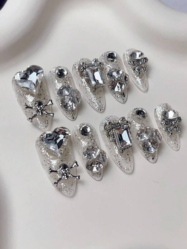 10 Stücke Aufklebe-Mandelförmige Nägel für Halloween, luxuriös und glänzend, wunderschöne und schwere Diamant-Edelstein-Dekoration mit Metall-Bogen-Schädel-Elementen, geeignet für Halloween-Partys, Weihnachts-Nägel, Hochzeiten, Tanzveranstaltungen, Alltagsgebrauch, kann als Braut-Hochzeits-Maniküre verwendet werden, geeignet für Frauen und Mädchen zum Tragen in allen Jahreszeiten, DIY Nail Art Zubehör