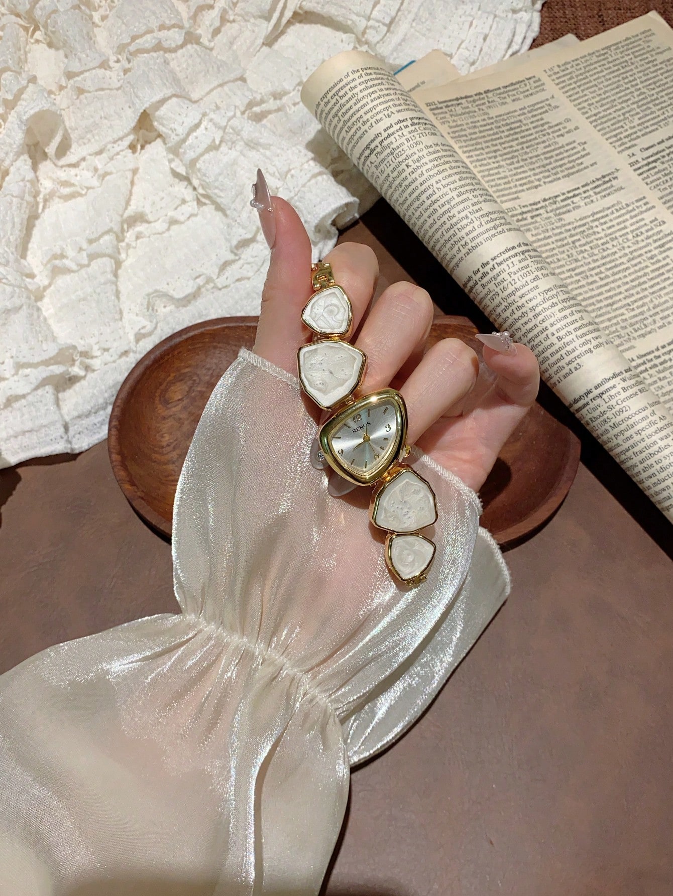 ساعة أساور للنساء بلون ذهبي من سبيكة معدنية غير مت...