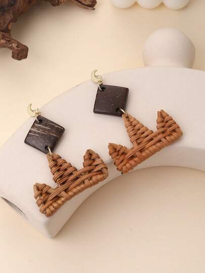 一对手工制作的椰壳藤编新月几何耳环，设计独特，百搭自然，适合度假、派对、下午茶和日常佩戴。