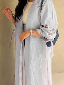 Chiếc áo choàng nữ cổ điển thanh lịch với dây rút ở cổ tay này toát lên vẻ quý phái và duyên dáng, phù hợp cho mọi mùa và nhiều sự kiện văn hóa khác nhau. - Màu Xám nhạt - Xem 2