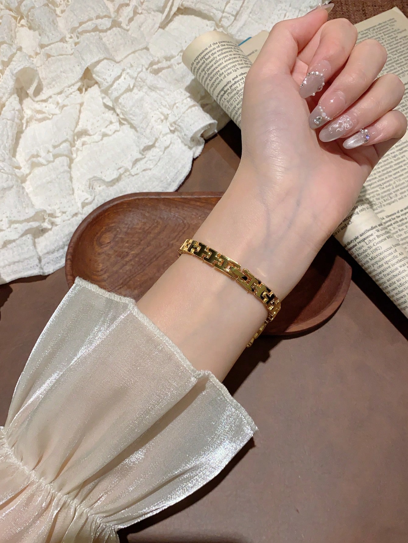 ساعة أساور للنساء بلون ذهبي من سبيكة معدنية غير مت...