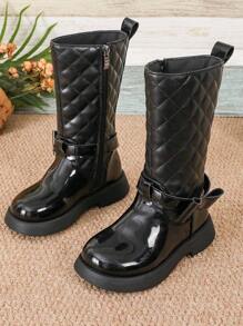 A Pair Of Knee - High Boots. The Surface Of The Boots Is Made Of Shiny Material, And The Upper Has A Diamond - Quilted Design, Which Adds A Sense Of Delicacy. There Is A Zipper On The Side For Easy Putting On And Taking Off For Children