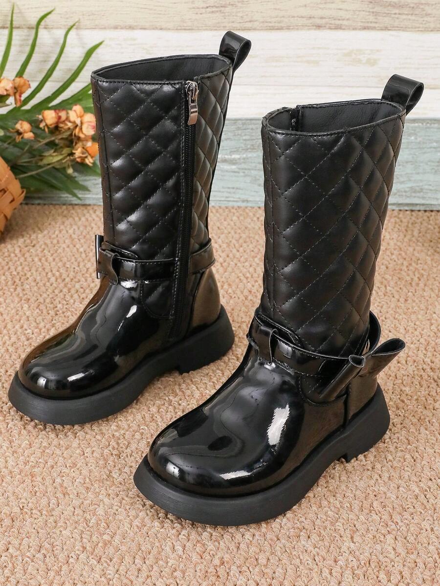 A Pair Of Knee - High Boots. The Surface Of The Boots Is Made Of Shiny Material, And The Upper Has A Diamond - Quilted Design, Which Adds A Sense Of Delicacy. There Is A Zipper On The Side For Easy Putting On And Taking Off For Children