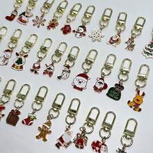 Un paquete de 5 llaveros de metal navideños, decoraciones de ambiente, pequeños colgantes, mochilas de estudiantes, decoraciones colgantes, pequeños regalos para dar a los compañeros de clase, regalos de Navidad