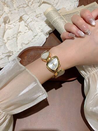 1 pieza Reloj pulsera de mujer de aleación dorada asimétrico, esfera con números arábigos de moda, movimiento de cuarzo, correa ajustable, adecuado para decoración diaria y regalos festivos