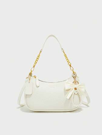 时尚新款经典女士单肩包，采用多功能PU防水面料制成，饰有蝴蝶结和珍珠吊坠，包身上印有字母。这是一款女士单肩包和腋下包，非常适合购物、通勤、外出和聚会。