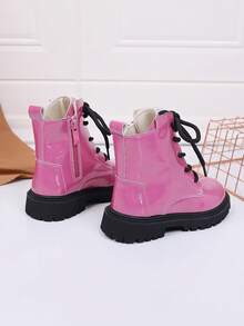 1 Paar fuchsiafarbene Stiefel für Teenager/Kinder, einfarbiges weiches, lederähnliches PU-Material, Innenzipverschluss, Schnürung vorne, runde Zehenpartie, dicke Sohle, rutschfest, bequeme Leder-Kniestiefel, geeignet für männliche/weibliche Studenten, Lässig, Reisen, Urlaub, Campus, Herbst/Winter Neuheit - Pink - Übersicht 4