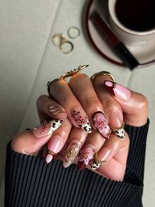 NAIO 10片手工制作的杏仁形豹纹美甲贴片,是秋冬季节的完美之选。有裸色、棕色、粉色和酒红色可选,饰有3D立体花卉雕刻、不对称金色流苏条纹和豹纹法式美甲贴片,并点缀金色钢珠。这些亚克力美甲贴片非常适合派对、婚礼和日常佩戴,是送给女性和女孩的绝佳礼物。手工制作的按压式美甲贴片 - 彩色 - 查看 5