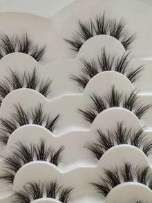 分段式黑色假睫毛 | 轻盈如羽 | 3D 立体丰盈 | 隐形无痕妆效 | 1 秒轻松上手 | 适合日夜、约会、夜店、通勤等各种场合 | 假睫毛 - 黑色 - 查看 2