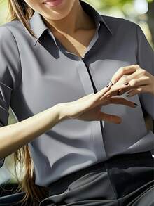 女士优雅百搭通勤风格纯色长袖衬衫 - 经典尖领单扣开合，休闲修身款式，时尚上衣，精致休闲装。不透明面料，亲肤柔软材质。四季专业办公上衣，腰部褶皱设计，办公装 - 灰色 - 查看 6