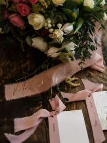 Corona floral personalizada para boda con cinta - Personalizable con nombre y fecha, adecuada para despedida de soltera, cumpleaños, graduación - Material de poliéster duradero, diseño elegante, regalo ideal para invitados de boda, accesorio perfecto para celebraciones, estilo refinado, artesanía exquisita. - Multicolor - Ver 6