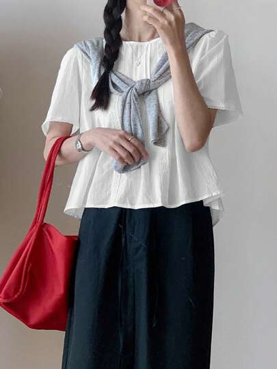 Áo kiểu nữ phối ren nhún bèo, phong cách Mori Girl lãng mạn, ngọt ngào và trẻ trung, thích hợp cho mùa xuân và mùa hè. Màu trắng.