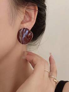 1 Cặp bông tai đinh tán kim loại tráng men bất đối xứng, phong cách đường phố phóng đại, bông tai thời trang du lịch đa năng - Màu Đỏ Sâu - Xem 4