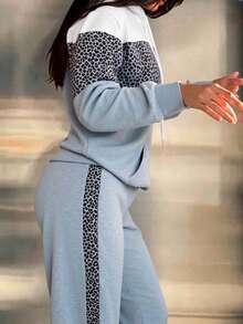 Conjunto de pants afelpado, deportivo y casual para mujer, tela de poliéster y spandex, ideal para temporadas de otoño e invierno, sudadera con bolsillo de canguro y capucha, pantalón semi-entubado, con resorte en la bota, ajuste de cintura natural con resorte y cordón para mayor ajuste, con bolsillos frontales funcionales. - Gris - Ver 4