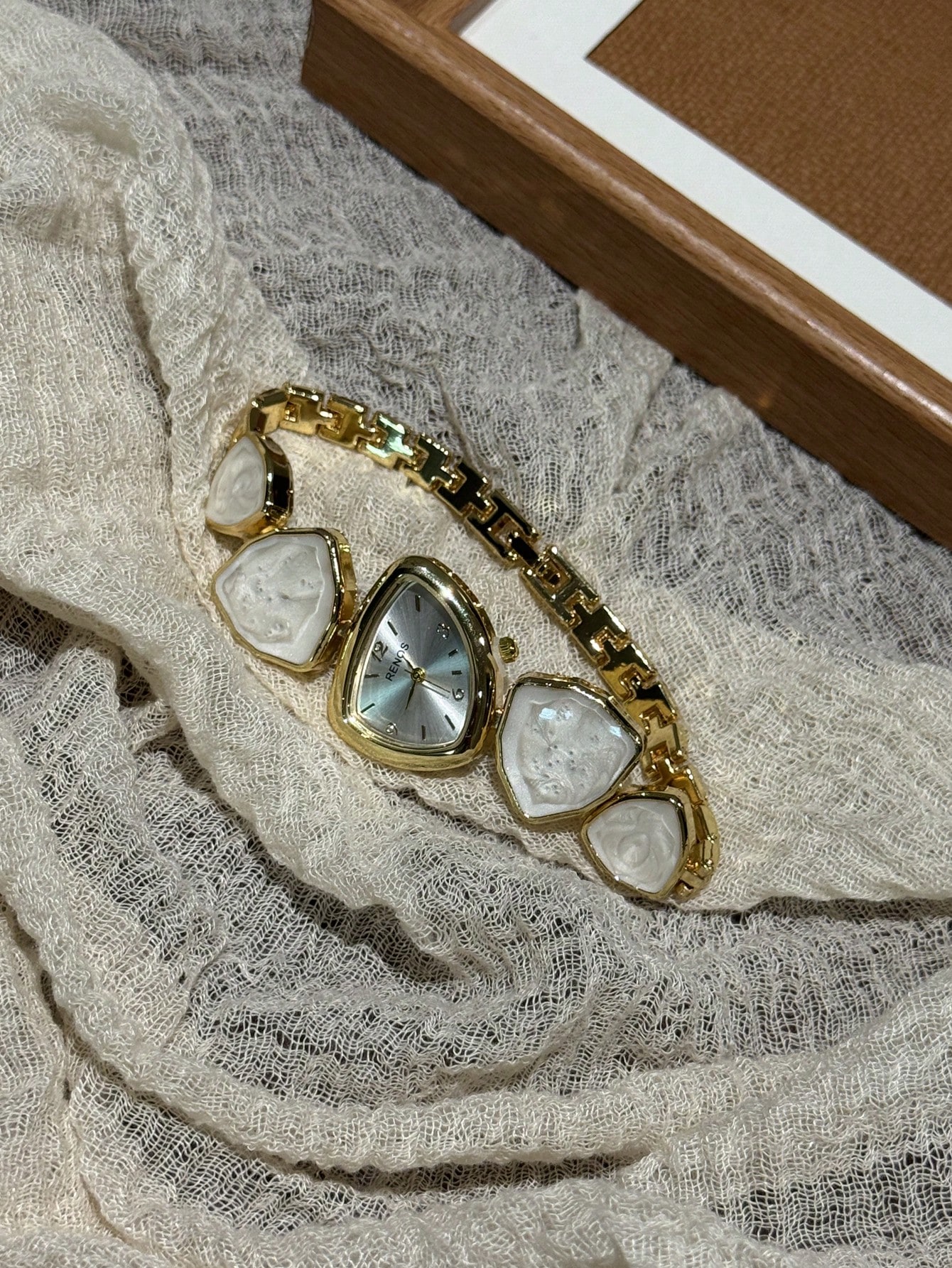 ساعة أساور للنساء بلون ذهبي من سبيكة معدنية غير مت...