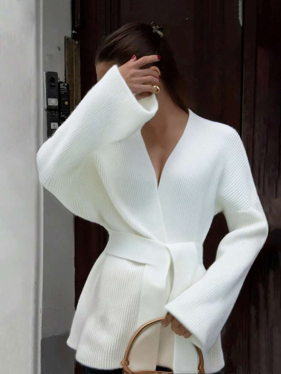 女士纯色休闲竖条纹纹理设计宽松V领系腰长袖针织开衫，轻薄透气，适合春、秋、冬季穿着，白色