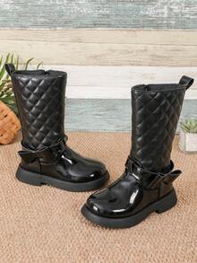 A Pair Of Knee - High Boots. The Surface Of The Boots Is Made Of Shiny Material, And The Upper Has A Diamond - Quilted Design, Which Adds A Sense Of Delicacy. There Is A Zipper On The Side For Easy Putting On And Taking Off For Children