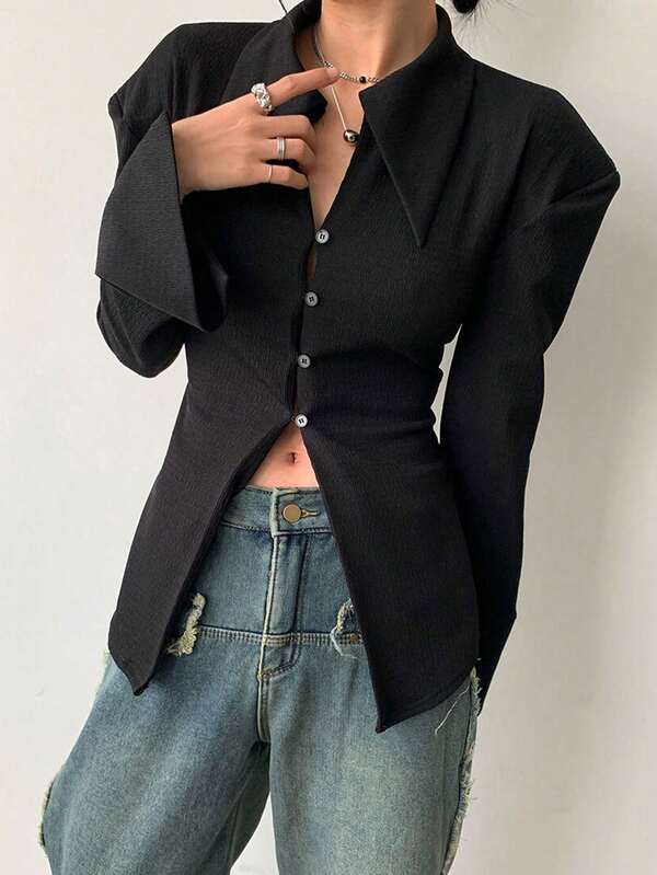 Czarna koszula w stylu europejskim z kołnierzykiem w szpic i paskiem dla kobiet, modna i uniwersalna, niezbędna na codzienne dojazdy do pracy i wyjścia; Luźny i szykowny europejski styl; Pełna aury; Szpiczasty kołnierzyk z paskiem w stylu retro i retro; Łatwe w użyciu zapinanie na guziki; Wyszczuplający efekt podkreślający sylwetkę;