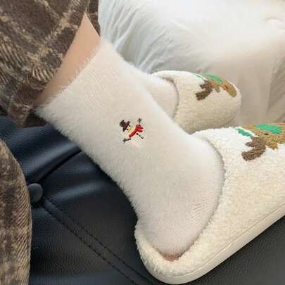 5 pares de calcetines navideños para mujer, calcetines festivos blancos esponjosos bordados, tela de punto de poliéster 95% y elastano 5% gruesa y cálida, lavar a mano los calcetines navideños