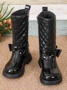 A Pair Of Knee - High Boots. The Surface Of The Boots Is Made Of Shiny Material, And The Upper Has A Diamond - Quilted Design, Which Adds A Sense Of Delicacy. There Is A Zipper On The Side For Easy Putting On And Taking Off For Children