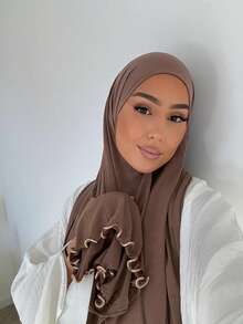 1 pièce Hijab de couleur unie premium, à la mode et élégant avec un bord roulé et un décor de vague. Écharpe longue en modal doux et confortable, convenant pour un port quotidien et un enveloppement musulman conservateur