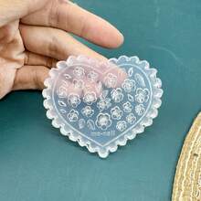 1 PIEZA Molde de silicona en forma de corazón mini para plantas - Usado para manualidades de arcilla polimérica, pendientes hechos a mano, decoración de uñas DIY, diseño de flor detallado con colores suaves, perfecto para artesanías y proyectos DIY. Molde con forma de flor / Molde de hoja / Molde de mariposa / Herramienta de fabricación duradera - transparente - Ver 11