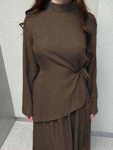 مجموعة مكونة من قطعتين بطراز فينتاج: قميص بأكمام واسعة مهترئة وتنورة قصيرة - بني - مشاهدة 3