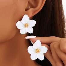 Boucles d'oreilles florales , clous d'oreilles de couleur or brillant, boucles d'oreilles élégantes à pétales floraux pour femmes