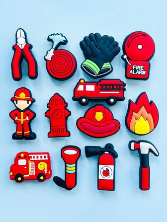 13 件消防系列、PVC 鞋饰、DIY 鞋贴、钥匙扣、凉鞋、沙滩包、软塑料消防车、水龙头、斧头和扩音器装饰，适用于凉鞋和园艺鞋 - 丰富多彩的安全主题配饰、消防员装饰、出色的专业性、高品质流行装饰配件，适合圣诞节、生日、派对、夏季，是送给学校的绝佳礼物