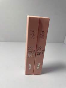 Delineador negro de ojos, color intenso y profundo, ideal para estilos clásicos y sofisticados, trazo suave, larga duración.