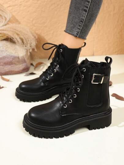 Botas de motocicleta con tacón grueso negro, punta redonda y cordones con hebilla para mujer. Botas de combate versátiles y de moda unisex para otoño/invierno.