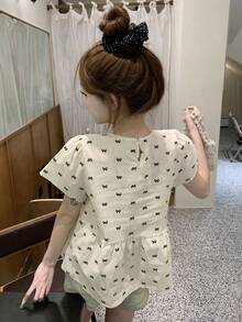女士蝴蝶结印花圆领短袖衬衫，夏季新款设计感百褶宽松修身甜美上衣 - 米色 - 查看 2