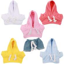 Le tenue 2 pièces comprend un haut à capuche et un short en jean. Le design à cordon de serrage sur le sweat-shirt à capuche et le short ajoute une touche mignonne, convenant aux poupées de 14 cm à 17 cm de taille. L'habillage, la collection et le style de poupée sont des combinaisons courantes, créant un look jeune et décontracté. (Poupées non incluses) - Multicolore - Voir 2