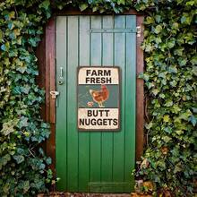 Farm Fresh Butt Nuggets Tin Metal Sign Funny Chicken Sign Home Kitchen Farm Decor Vintage Rooster Decor Chicken Lovers Farmhouse Decor Hen House Novelty Gift Farmers Chicken Keepers Iron Artwork Tinplate Decor - 彩色 - 查看 3